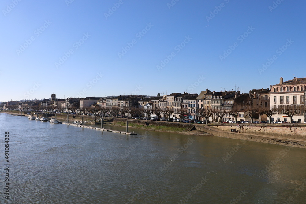 La ville de Tournus le long de la rivière Saône, vue d'ensemble, ville de Tournus, département de Saône et Loire, France