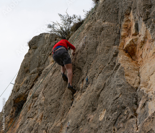 HOMBRE ESCALANDO UNA PARED ROCOSA