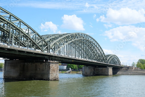 FU 2021-05-13 Rheinhafen 35 Eine Brücke führt über den Fluss © Sabine