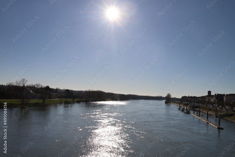 La rivière Saône, ville de Tournus, département de Saône et Loire, France