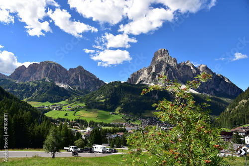 Corvara Südtirol Provinz Trentino mot Col Pradat und Wappen im Sommer  photo