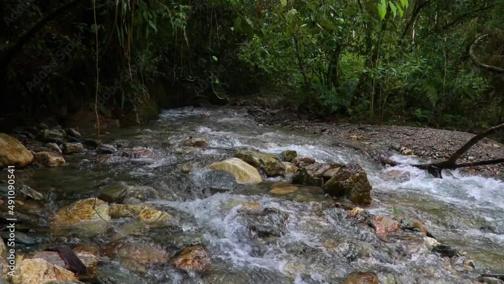 Rio sobre las rocas, rio captado en Colombia Rio sobre las rocas, rio captado en Colombia