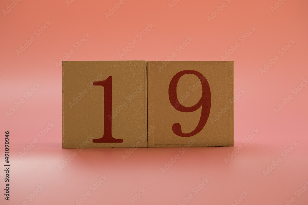 Numbers or dates on wooden cubes, nineteen Numbers or dates on wooden cubes, nineteen