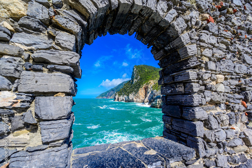 View from Grotta di Lord Byron to beautiful coast scenery - travel destination o Fototapet