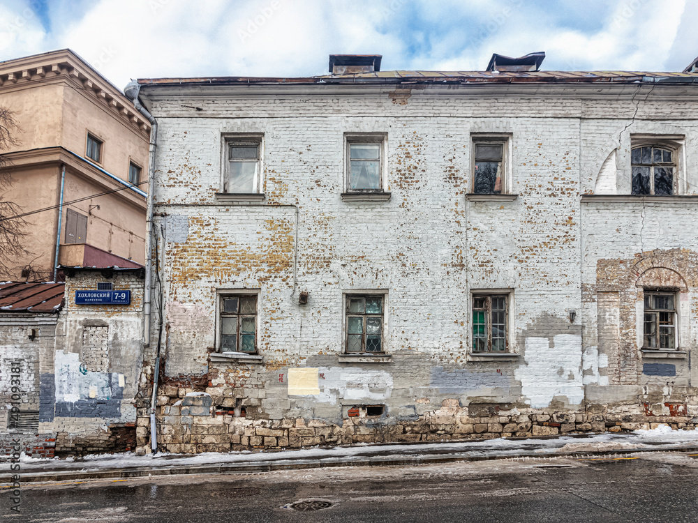 Old crumbling house in Khokhlovsky lane