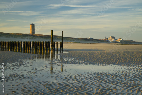 Am Strand von Domburg auf Zeeland an der Niederländischen Nordseeküste mit dem markanten Wasserturm