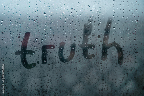 Cuadro en lienzo Word TRUTH is written on wet fogged glass on a rainy day