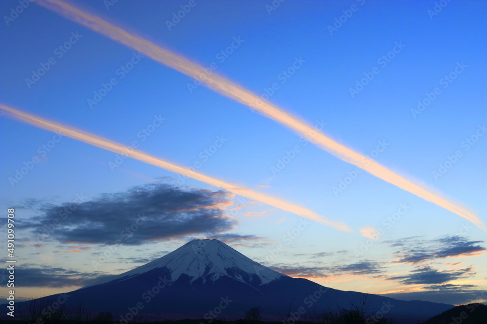 富士山に夕焼けと飛行機雲　世界遺産