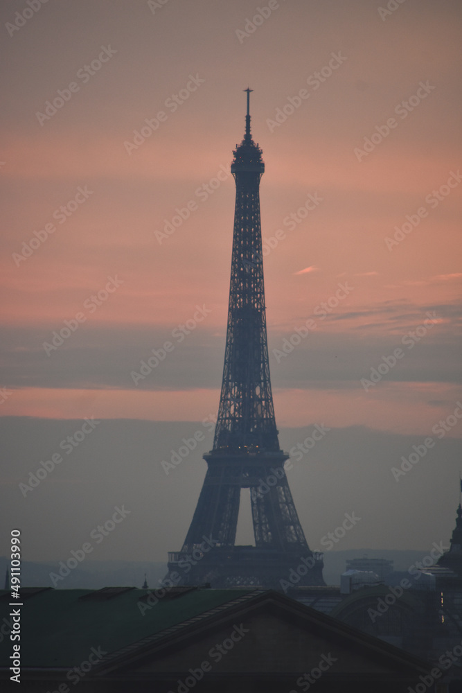 Foto de la Torre Eiffel con el atardecer en París, Francia