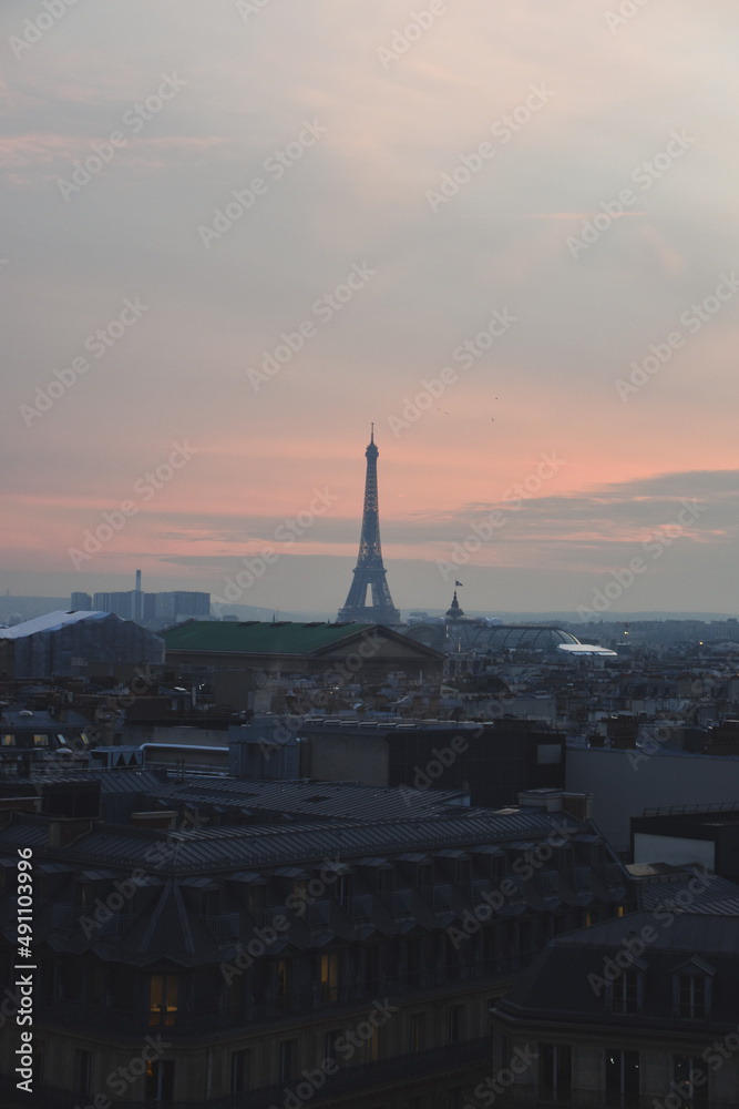 Foto de la Torre Eiffel de París con el atardecer