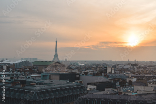 Foto de la Torre Eiffel en la ciudad de París con el atardecer, Francia