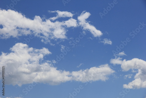 爽やかな青空と、ふわふわと漂う白い雲
