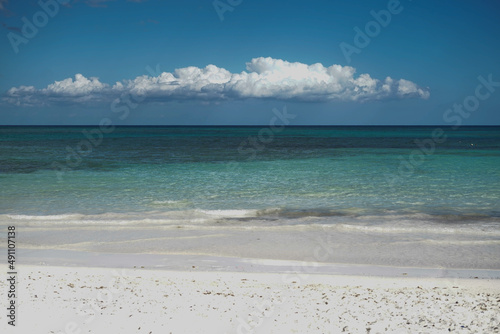 Imagen de una paradisíaca playa en el caribe mexicano photo