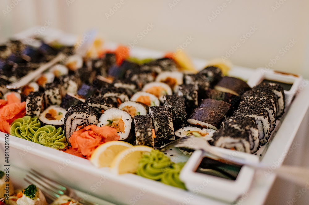 Fotografie sushi na białym talerzu