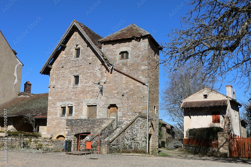 Maison typique, vue de l'extérieur, dans le village médiéval de Brancion, ville de Martailly Les Brancion, département de Saône et Loire, France