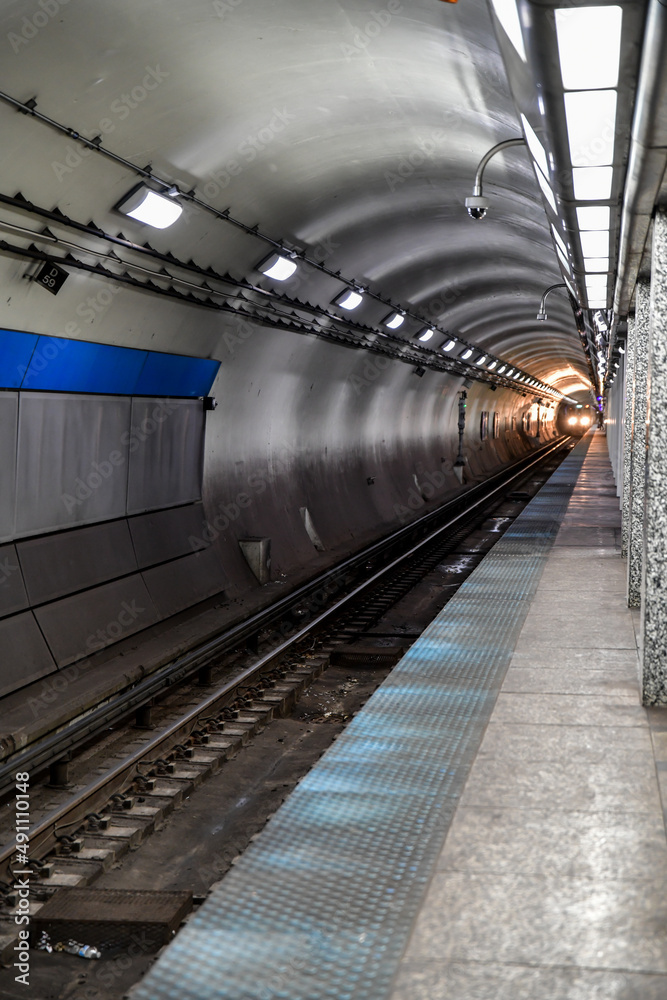 Obraz premium Empty underground commuter subway tunnel tracks