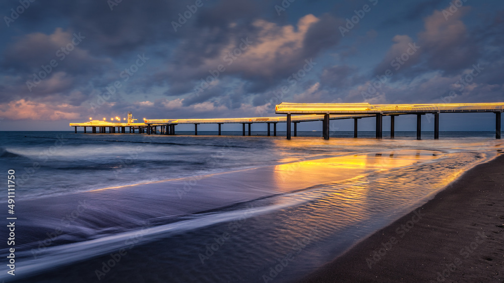 Obraz premium Seebrücke in der blauen Stunde