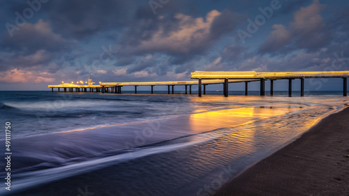 Seebrücke in der blauen Stunde