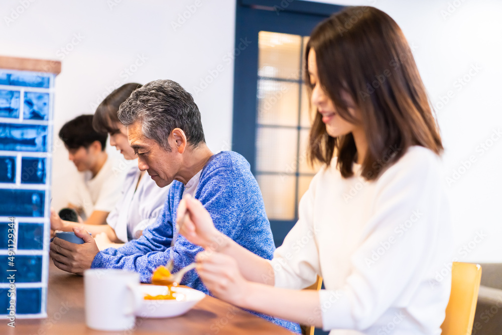 Obraz premium レストランのカウンター席でご飯を食べる人々