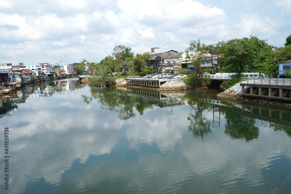 Obraz premium view of the city of the river