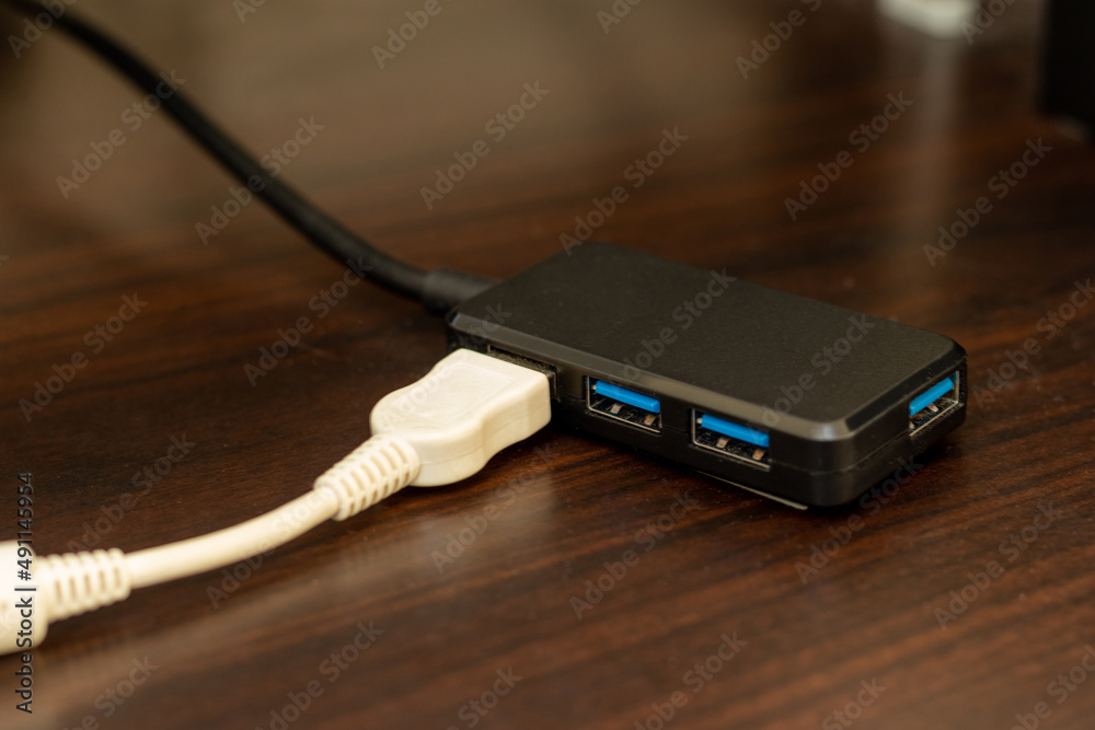 USBハブに接続された白いUSBケーブル USBハブに接続された白いUSBケーブル