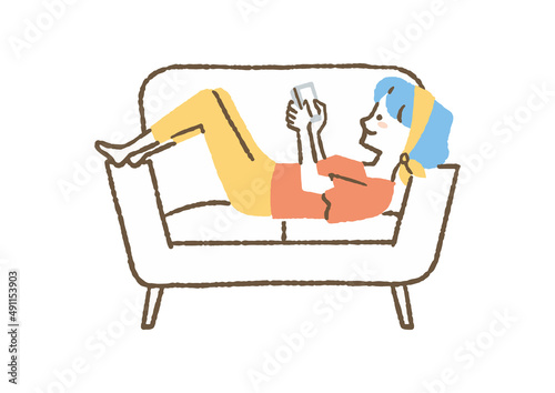 ソファーで携帯電話を見ている女性_色
