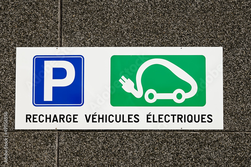 auto voiture electricité electrique energie environnement technologie carbone borne recharge chargement batterie autonomie