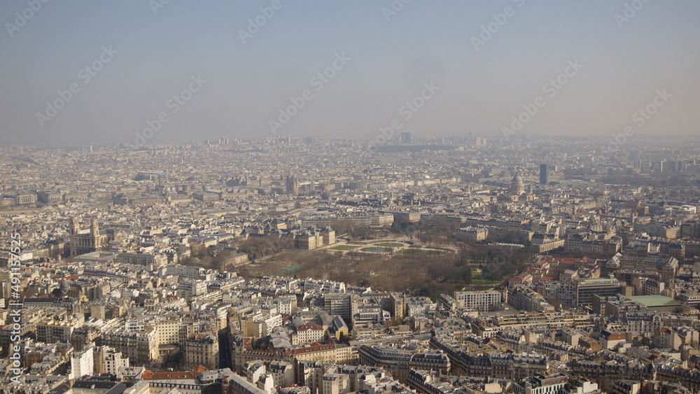 Panorama vom Tour Montparnasse mit Blick auf den Jardin du Luxembourg (Luxemburggarten) und dem Palais du Luxembourg von oben in Paris