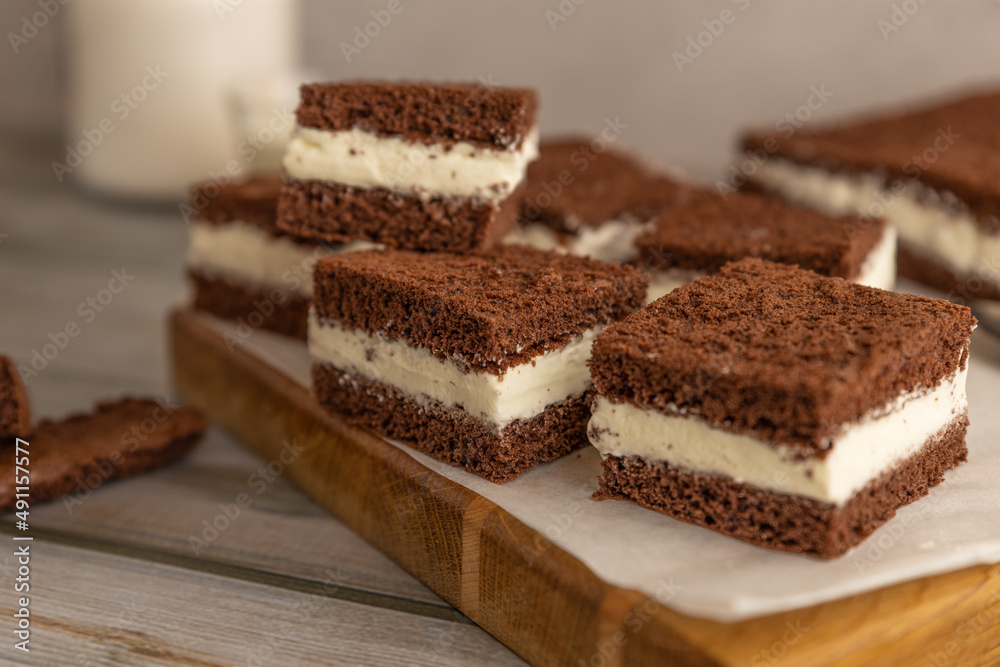 Milchschnitte mit Biskuit und Sahne Creme Milchschnitte mit Biskuit und Sahne Creme