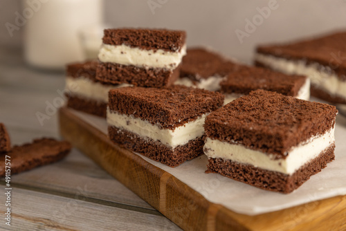 Milchschnitte mit Biskuit und Sahne Creme