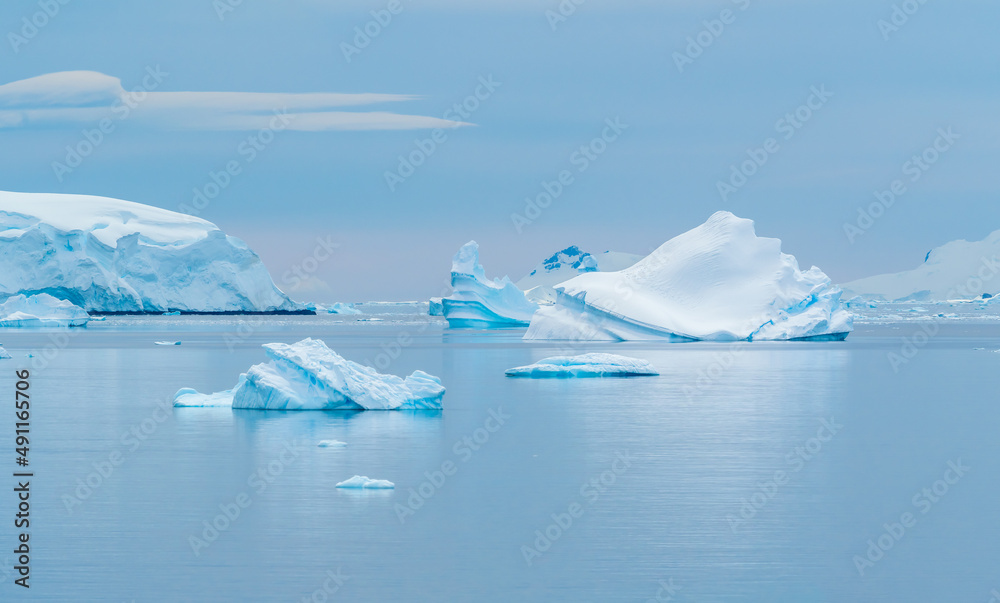 Stunning icy landscapes along Wilhelmina Bay, Antarctic Peninsula, Antarctica - obrazy, fototapety, plakaty 