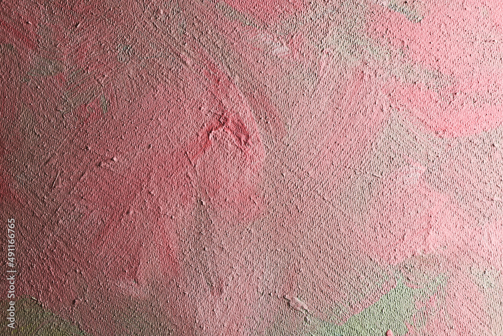 Fototapeta premium Fondo con texture materica dipinta in verde e rosa-arancio; spazio per testo