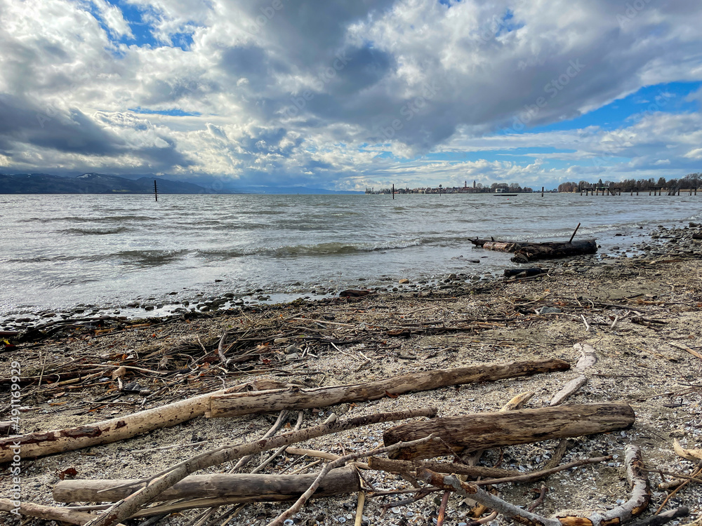 Strand am Bodensee in Lindau mit einer Wolkenlandschaft	