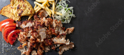 Foto Greek gyro traditional meat food on black, overhead