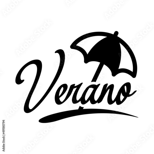 Beach holidays. Destino de vacaciones. Banner con texto manuscrito Verano en español con silueta de parasol en color negro
