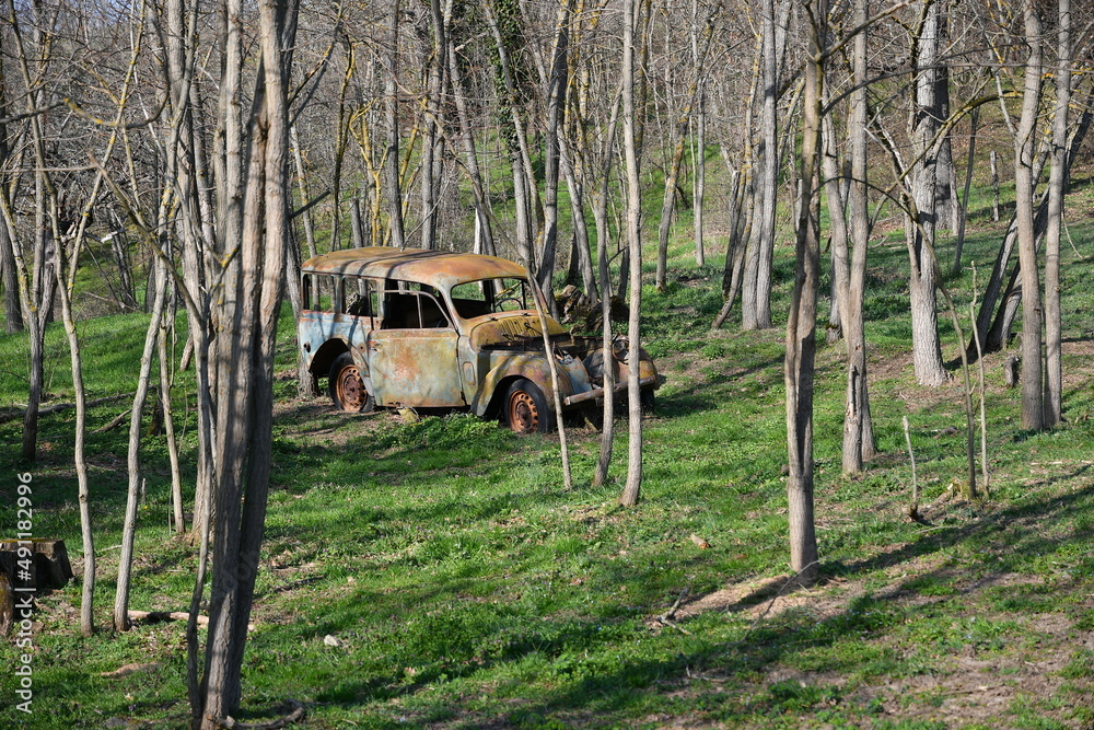 Vieille voiture rouillée abandonnée au milieu d'une foret sur un chemin de randonnée de notre dame de Mailhat dans le puy de dôme Vieille voiture rouillée abandonnée au milieu d'une foret sur un chemin de randonnée de notre dame de Mailhat dans le puy de dôme