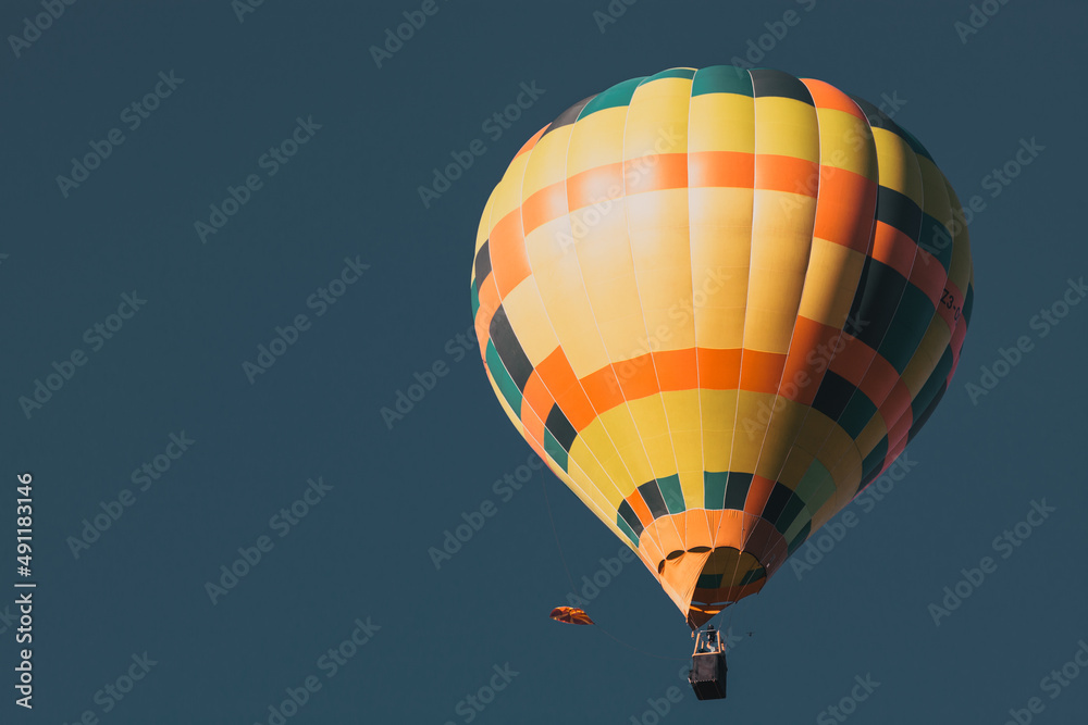 Fototapeta premium hot air balloons - freedom and adventure concept