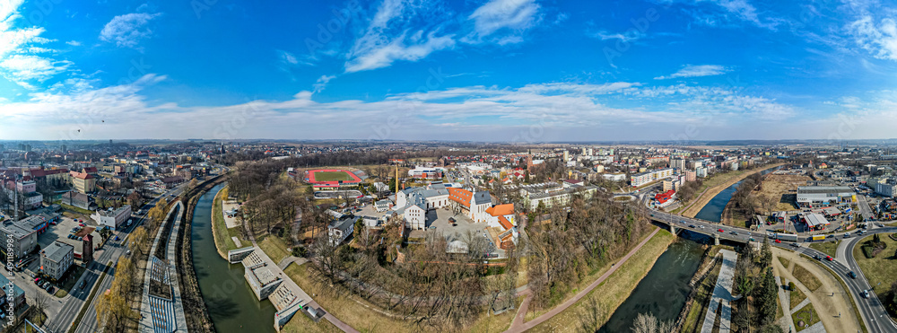 Obraz premium Miasto Racibórz na Śląsku w Polsce nad rzeką Odrą, panorama zimą z lotu ptaka