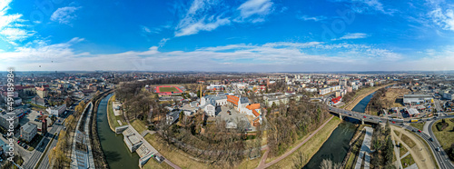 Miasto Racibórz na Śląsku w Polsce nad rzeką Odrą, panorama zimą z lotu ptaka