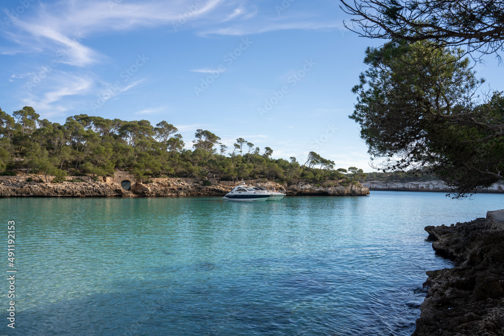 Bateaux au mouillage dans une crique à l'eau turquoise