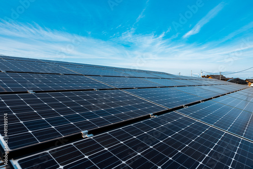 Obraz na płótnie 太陽の光を浴びて発電するソーラーパネル