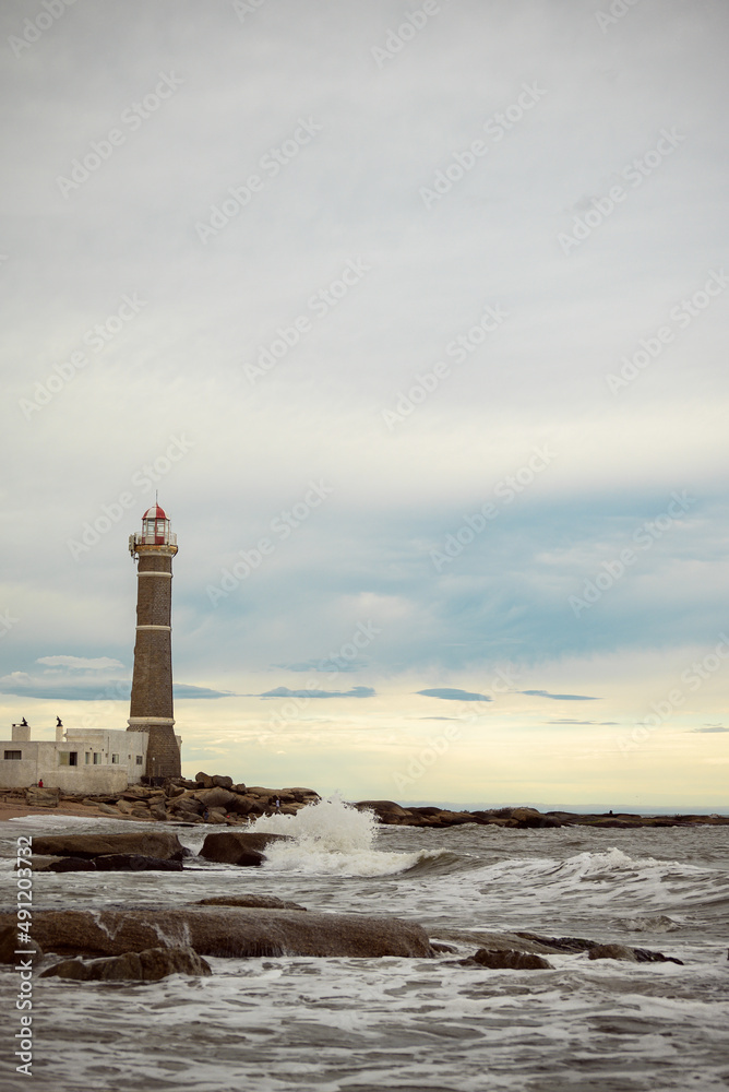 Fototapeta premium Faro de José Ignacio en Maldonado Uruguay, toma vertical de aspecto cinematográfico. 