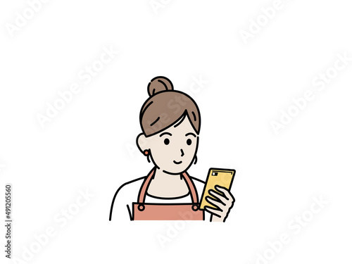 スマートフォンを使う主婦　スマホを見る女性　携帯電話　スマホ　眺める　画面を見る