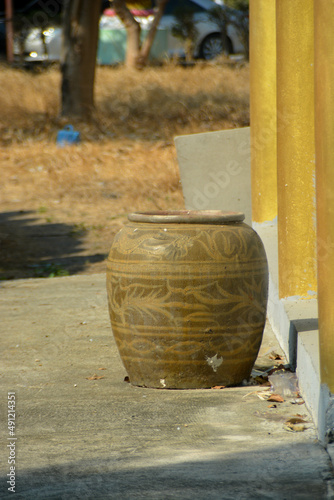 Handicraft, glazed pottery jar with ancient dragon pattern for general storage jar.