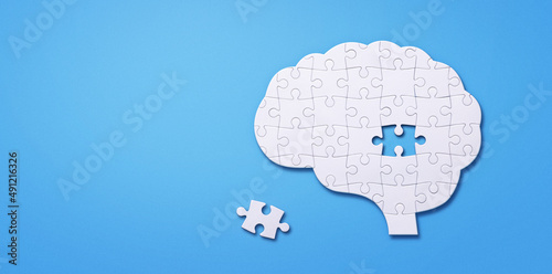 Quadro su tela Jigsaw puzzle in shape of human brain isolated on blue background