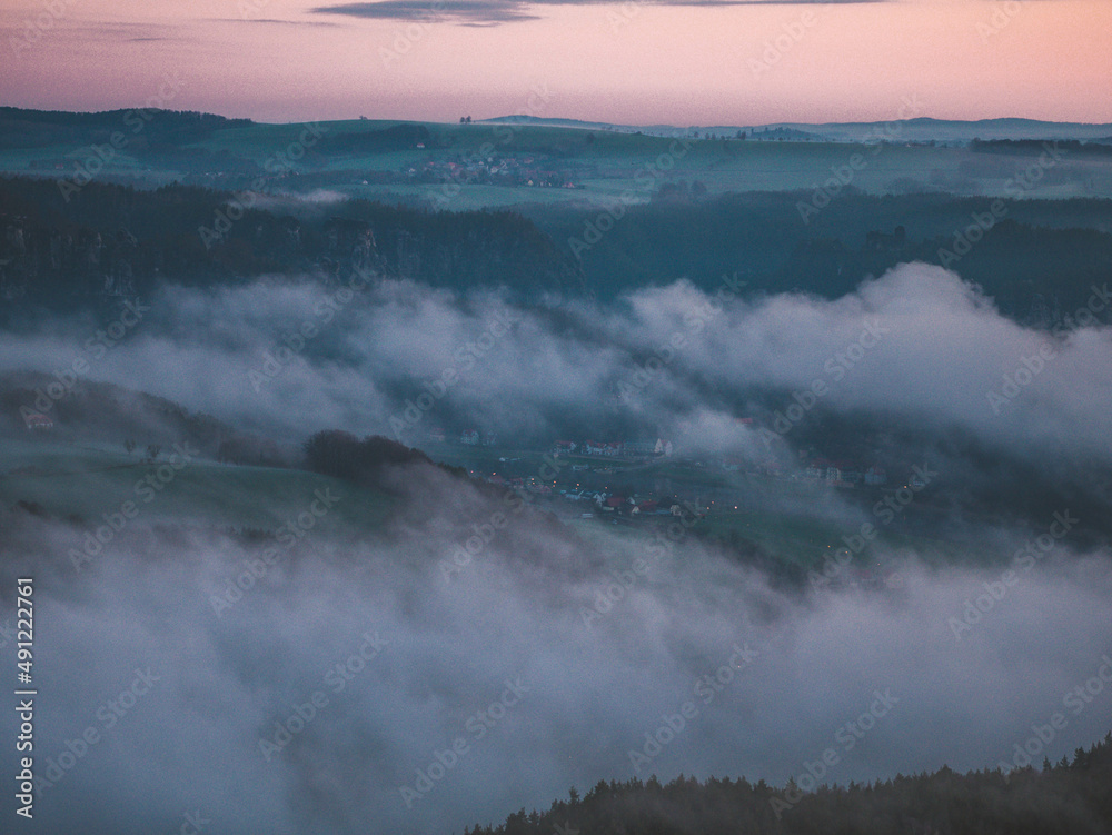 Fototapeta premium Sonnenaufgang mit Nebel in der Sächsischen Schweiz