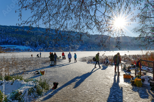 Wintersport auf dem zugefrorenen Keutschacher See/Kärnten photo