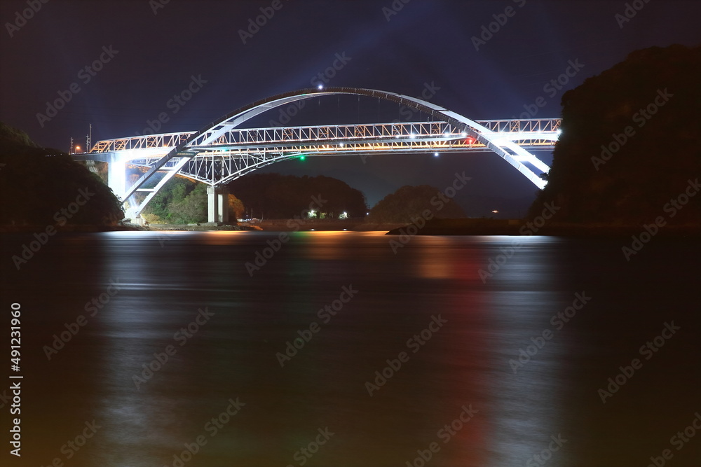 Obraz premium ライトアップされた橋