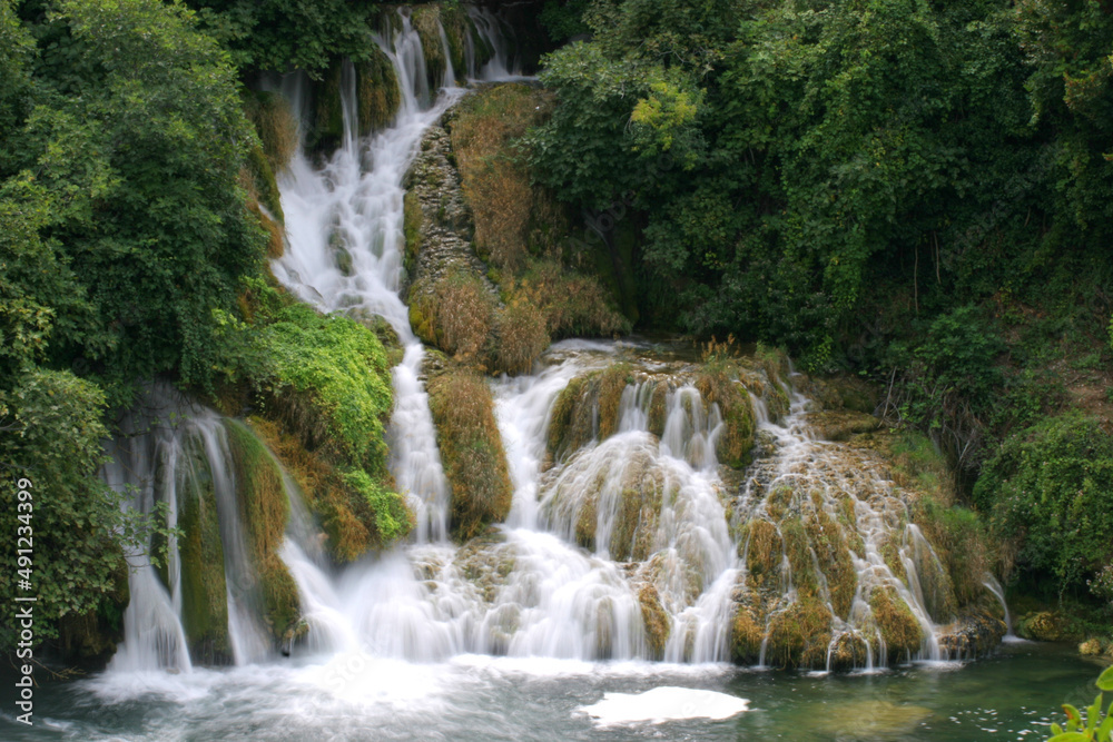 Obraz premium Beautiful waterfall with green vegetation in Croatia