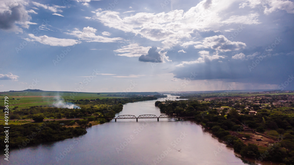 Obraz premium Ponte antiga da cidade de Delta em Minas Gerais, ponte sobre o rio grande